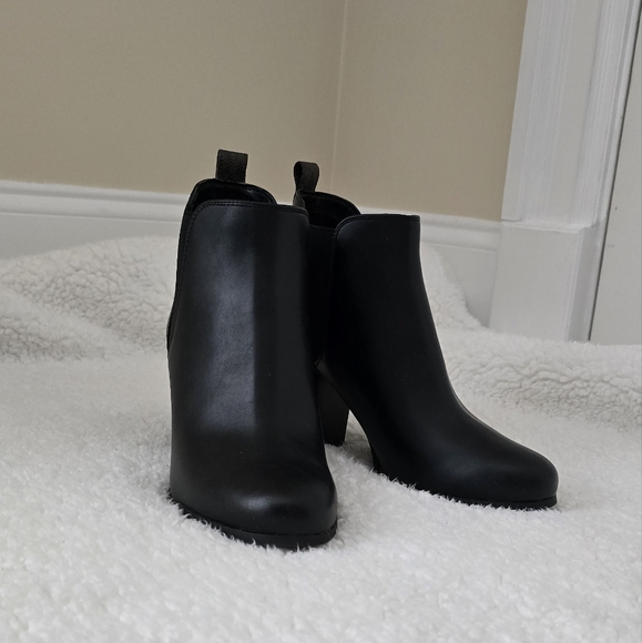 🍁 New! It's Fall, Y'all! Michael Kors Evaline Heeled Booties - Picture 5 of 16